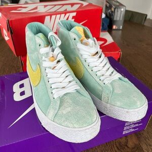 Nike SB Zoom Blazer Mid PRM in Light Dew and Green Glow